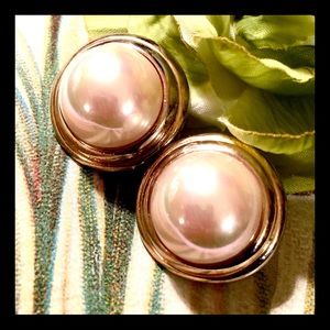 Gracious vintage pearl earrings